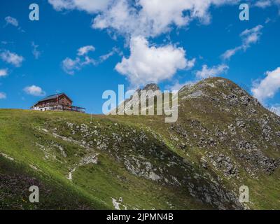 Das Bild zeigt die Berghütte Tuxerjoch Haus oberhalb von hinter Tux unweit des Ferienortes Mayrhofen in den Zillertaler Alpen Stockfoto