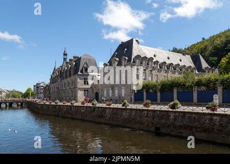 Quimper, Frankreich - Juli 24 2022: Außerhalb der Hôtel de préfecture du Finistère an der Odet zwischen der Pont Sainte-Catherine und der Pont gelegen Stockfoto