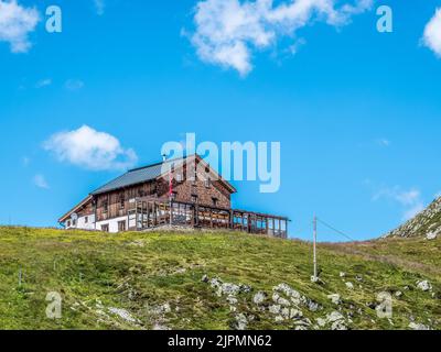 Das Bild zeigt die Berghütte Tuxerjoch Haus oberhalb von hinter Tux unweit des Ferienortes Mayrhofen in den Zillertaler Alpen Stockfoto