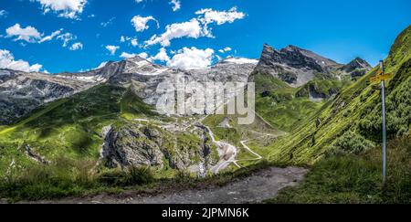 Dieses Panoramabild mit Blick auf das Skigebiet hinter Tux von der Berghütte Tuxerjoch Haus unweit des Ferienortes Mayrhofen aus gesehen Stockfoto