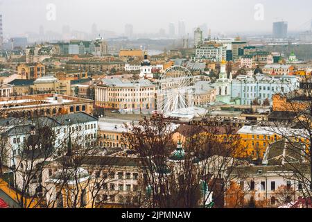 Luftaufnahme von oben auf die Dächer des Podil Bezirks, Kiew Stadt, Kiew Stadtbild, Hauptstadt der Ukraine Stockfoto