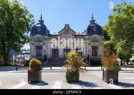 Quimper, Frankreich - Juli 24 2022: Das Stadttheater Théâtre (jetzt in Théâtre Max-Jacob umbenannt) ist ein öffentliches Theater, das 1904 eingeweiht wurde und als historisches Theater gelistet ist Stockfoto