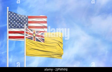 Schwenkende amerikanische Flagge und Flagge von Niue. Stockfoto