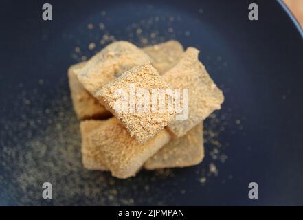 Blick von oben auf die köstliche japanische traditionelle Konfektion namens Warabimochi, bedeckt mit Kinako-Mehl Stockfoto