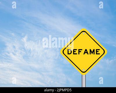 Gelbes Transportschild mit Wort diffame auf blauem Himmel Hintergrund Stockfoto