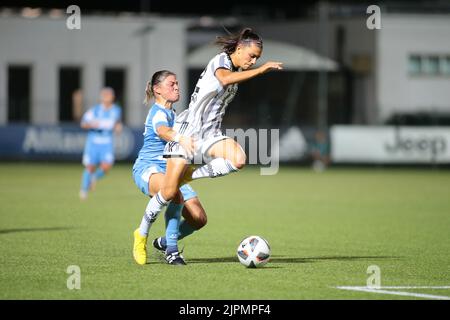 Vinovo, Italien. 18. August 2022. Agnese Bonfantini von Juventus Women während des Fußballspiels Juventus Women and Racing FC Union der ersten Qualifikationsrunde der UEFA Womenâ&#x80;&#X99;s Champions League am 18. August 2022 auf dem Juventus Training Ground, Turin, Italien. Foto Nderim Kaceli Kredit: Unabhängige Fotoagentur/Alamy Live Nachrichten Stockfoto