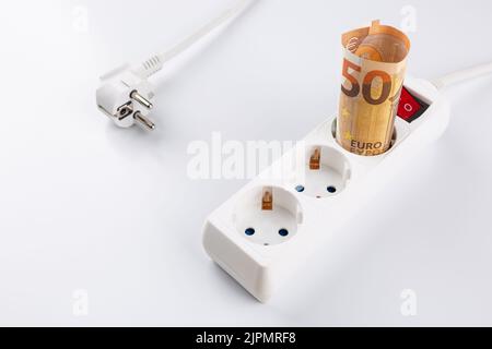 Steckdose mit 50 Euro Rechnung. Steigende Strompreise und kostenintensives Energiekonzept für Familien und Unternehmen Stockfoto
