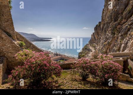 Cefalu, Sizilien - Italien - 7. Juli 2020: Luftaufnahme der Altstadt von Cefalu, Sizilien, Italien. Eine der wichtigsten touristischen Attraktionen in Sizilien. Malerische Aussicht Stockfoto