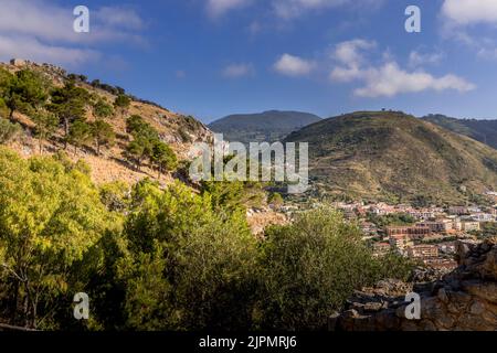 Cefalu, Sizilien - Italien - 7. Juli 2020: Luftaufnahme der Altstadt von Cefalu, Sizilien, Italien. Eine der wichtigsten touristischen Attraktionen in Sizilien. Malerische Aussicht Stockfoto