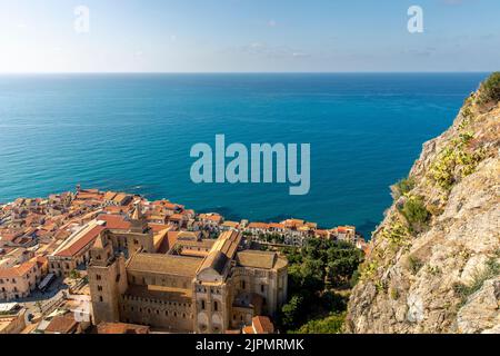 Cefalu, Sizilien - Italien - 7. Juli 2020: Luftaufnahme der Altstadt von Cefalu, Sizilien, Italien. Eine der wichtigsten touristischen Attraktionen in Sizilien. Malerische Aussicht Stockfoto