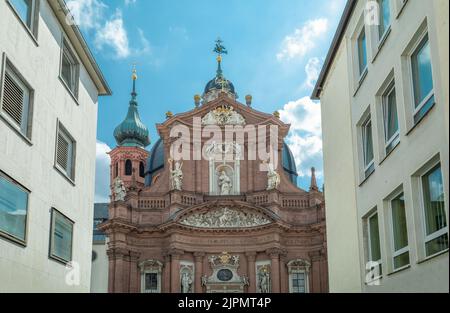 Deutschland, Würzburg, Blick auf die barocke Fassade der Stiftskirche Stockfoto