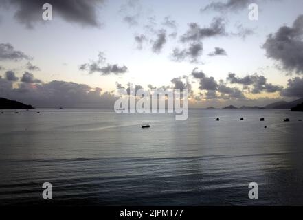 Wunderschöne Panoramalandschaft in der Dämmerung auf dem Meer auf den Seychellen Stockfoto