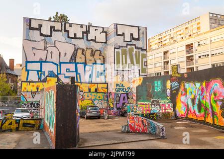 Graffiti und Street Art auf einem Parkplatz in Rennes, Frankreich Stockfoto