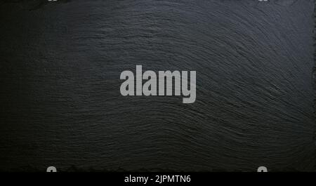 Schwarzer Schiefer natürlichen Muster Textur Hintergrund, abstrakt rustikal matt Keramik Wand und Boden, Küchengeschirr. Hintergrundbild, Hintergrund für Design, Header und Stockfoto