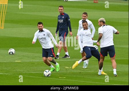 Von links nach rechts Lionel Messi, Kilian Mbappe, Marco Verrati, Leandro Paredes während einer Trainingseinheit im Ooredoo Zentrum (Camps des Loges) in Saint Germain en Laye, Frankreich am 19.. August 2022. Foto von Tomas Stevens/ABACAPRESS.COM Stockfoto