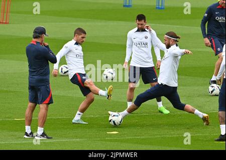 Von links nach rechts Marco Verrati, Lionel Messi, Sergio Ramos während einer Trainingseinheit im Ooredoo Zentrum (Camps des Loges) in Saint Germain en Laye, Frankreich am 19.. August 2022. Foto von Tomas Stevens/ABACAPRESS.COM Stockfoto