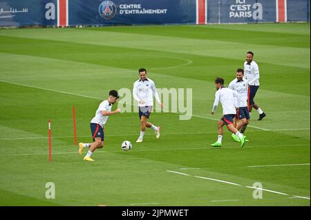 Von links nach rechts Vitinha, Pablo Sarabia, Juan Bernat, Lionel Messi und Neymar Jr während einer Trainingseinheit im Ooredoo Zentrum (Camps des Loges) in Saint Germain en Laye, Frankreich am 19.. August 2022. Foto von Tomas Stevens/ABACAPRESS.COM Stockfoto