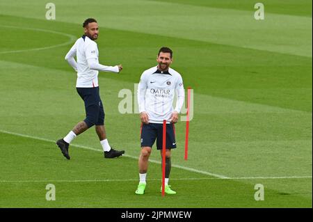 Von links nach rechts Neymar Jr und Lionel Messi während einer Trainingseinheit im Ooredoo Zentrum (Camps des Loges) in Saint Germain en Laye, Frankreich am 19.. August 2022. Foto von Tomas Stevens/ABACAPRESS.COM Stockfoto