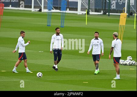 Von links nach rechts Marco Verrati, Neymar Jr, Lionel Messi, Leandro Paredes während einer Trainingseinheit im Ooredoo Zentrum (Camps des Loges) in Saint Germain en Laye, Frankreich am 19.. August 2022. Foto von Tomas Stevens/ABACAPRESS.COM Stockfoto