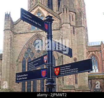 Hereford gibt Wegweiser zu den Sehenswürdigkeiten der Stadt, der Kathedrale, dem County Museum, dem Bischofspalast, der Bridge St und der alten Brücke, vor der Kathedrale Stockfoto