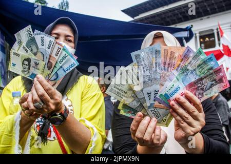 Bandung, Indonesien. 19. August 2022. In Bandung zeigen Frauen neue indonesische Banknoten. Die Regierung Indonesiens und die Bank Indonesia haben zum 77.. Jahrestag der Unabhängigkeit Indonesiens sieben neue Banknoten eingeführt. (Foto von Algi Febri Sugita/SOPA Images/Sipa USA) Quelle: SIPA USA/Alamy Live News Stockfoto