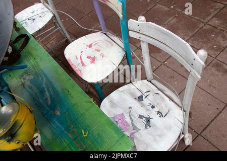 Belgrad-Serbien - 28. Mai 2022: Bürgersteig Café-Bar Blaznavac Holzstühle und Tisch Stockfoto