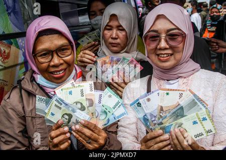 Bandung, Indonesien. 19. August 2022. In Bandung zeigen Frauen neue indonesische Banknoten. Die Regierung Indonesiens und die Bank Indonesia haben zum 77.. Jahrestag der Unabhängigkeit Indonesiens sieben neue Banknoten eingeführt. (Foto von Algi Febri Sugita/SOPA Images/Sipa USA) Quelle: SIPA USA/Alamy Live News Stockfoto