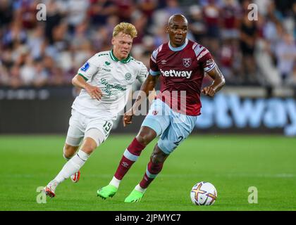 London, Großbritannien. 18. August 2022. Angelo Ogbonna von West Ham United schirmt den Ball unter dem Druck von Jan Zamburek von Viborg FF während der UEFA Conference League Play-Off-Runde im London Stadium am 18. 2022. August in London, England. (Foto von John Rainford/phcimages.com) Quelle: PHC Images/Alamy Live News Stockfoto