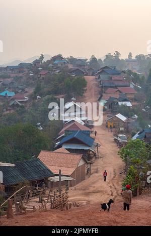 Eine Luftaufnahme des ethnischen Dorfes Ban Namxa in Luang Namtha Stockfoto