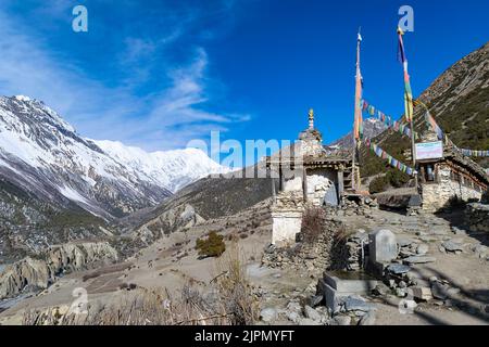 Eine Luftaufnahme von Stupa außerhalb des Dorfes Manang entlang der Annapurna Rundwanderung in Nepal Stockfoto