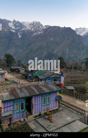 Eine Luftaufnahme des Dorfes Timang entlang der Annapurna Rundwanderung in Nepal Stockfoto