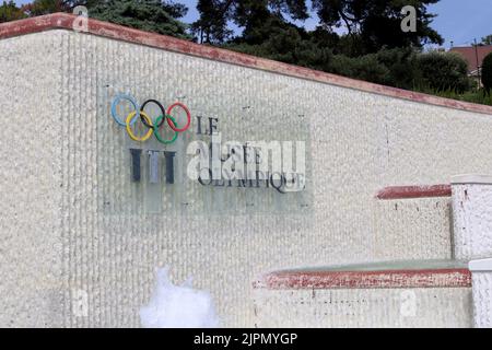 Lausanne, Schweiz, 08.17.2022: Das olympische Museumsschild in Lausanne, am Ufer des Genfersees vor dem Olympischen Museum Stockfoto