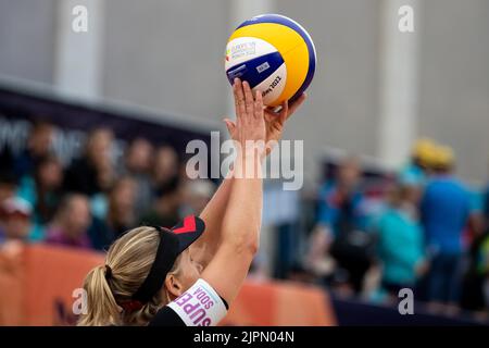 München, Deutschland. 19. August 2022. München, Deutschland, August 19. 2022: Karla Borger (2 Deutschland) während des Beach-Volleyball-Quarters Finalspiel zwischen Deutschland und Lettland am Königsplatz bei den Münchner Europameisterschaften 2022 in München (Liam Asman/SPP) Quelle: SPP Sport Pressefoto. /Alamy Live News Stockfoto