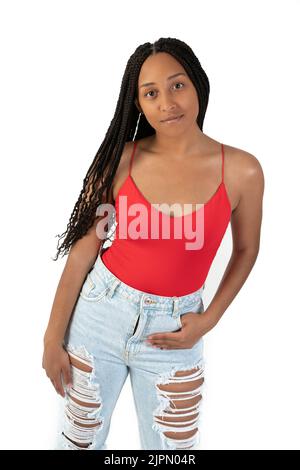 Junge schwarze Frau mit rotem Hemd und Jeans auf weißem Hintergrund im Studio Stockfoto