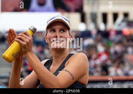 München, Deutschland. 19. August 2022. München, Deutschland, August 19. 2022: Sarah Schulz (2 Deutschland) nach dem Beachvolleyball-Viertelfinalspiel zwischen der Schweiz und Deutschland am Königsplatz bei den Münchner Europameisterschaften 2022 in München (Liam Asman/SPP) Quelle: SPP Sport Pressefoto. /Alamy Live News Stockfoto