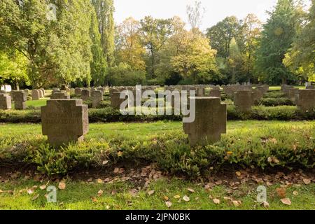 Kriegsgrab des Zweiten Weltkriegs auf dem Stadtfriedhof in Göttingen, Deutschland Stockfoto