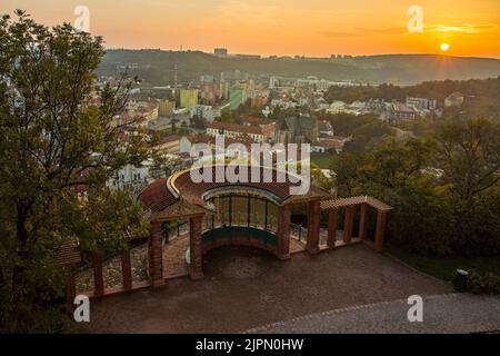 Brno, Tschechische Republik, Europa - 13. Oktober 2019. Schöner Panoramablick auf Brno Sonnenuntergang von der Burg Spilberk, schöner Pavillon im Vordergrund. HD-Wand Stockfoto