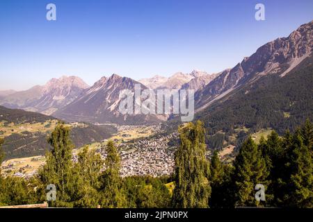 Die schöne Luftaufnahme von Bormio Stadt, Italien, Europa. HD Wallpaper, 4K Grüner Hintergrund Stockfoto