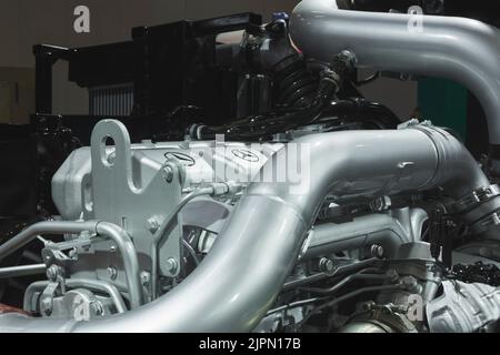 Exponierte Fahrgestelle, Motor und Getriebe eines Busses auf der Ausstellung LAT.BUS 2022, die in der Stadt São Paulo stattfand. Stockfoto