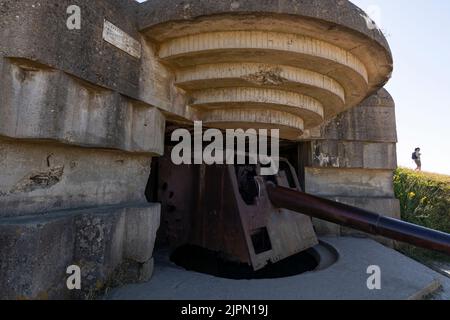 Gewehr in einem Bunker an der Atlantikmauer in Longues-sur-Mer, Normandie, Frankreich Stockfoto