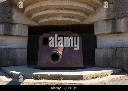 Gewehr in einem Bunker an der Atlantikmauer in Longues-sur-Mer, Normandie, Frankreich Stockfoto