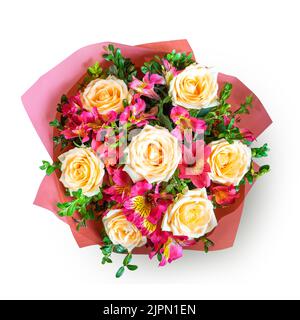 Bouquet von schönen Rosen und Alstroemeria isoliert auf weißem Hintergrund. Frischer, üppiger Blumenstrauß für Hochzeit, Valentinstag, Mutter Stockfoto