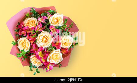 Bouquet von schönen Rosen und Alstroemeria auf gelbem Hintergrund. Frischer, üppiger Blumenstrauß für Hochzeit, Valentinstag, Muttertag. Flo Stockfoto