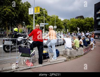 München, Deutschland. 19. August 2022. UTRECHT - die ersten Fans sind auf der Strecke in den Straßen von Utrecht bereit, bevor das Team-Zeitfahren am ersten Tag der Spanien-Rundfahrt (Vuelta a Espana) beginnt. Die ersten drei Tage der Radsportveranstaltung werden auf niederländischem Boden stattfinden, danach wird die Karawane am Ruhetag nach Spanien reisen. ANP SEM VAN DER WAL Quelle: ANP/Alamy Live News Stockfoto