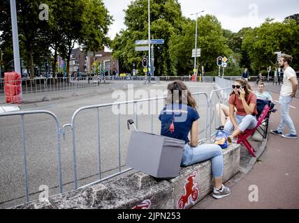 2022-08-19 14:54:28 UTRECHT - die ersten Fans sind entlang des Kurses in den Straßen von Utrecht bereit, vor dem Start des Team-Zeitfahrens am ersten Tag der Tour of Spain (Vuelta a Espana). Die ersten drei Tage der Radsportveranstaltung werden auf niederländischem Boden stattfinden, danach wird die Karawane am Ruhetag nach Spanien reisen. ANP SEM VAN DER WAL niederlande Out - belgien Out Stockfoto