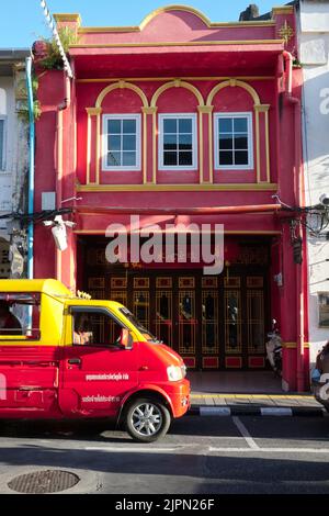 Ein rot-gelbes Tuk-Tuk (4-Rad-Taxi) vor einem chinesisch-portugiesischen oder peranakanischen Haus in der Thalang Rd in der Altstadt von Phuket, Thailand Stockfoto