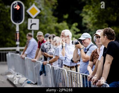 München, Deutschland. 19. August 2022. UTRECHT - die ersten Fans sind auf der Strecke in den Straßen von Utrecht bereit, bevor das Team-Zeitfahren am ersten Tag der Spanien-Rundfahrt (Vuelta a Espana) beginnt. Die ersten drei Tage der Radsportveranstaltung werden auf niederländischem Boden stattfinden, danach wird die Karawane am Ruhetag nach Spanien reisen. ANP SEM VAN DER WAL Quelle: ANP/Alamy Live News Stockfoto