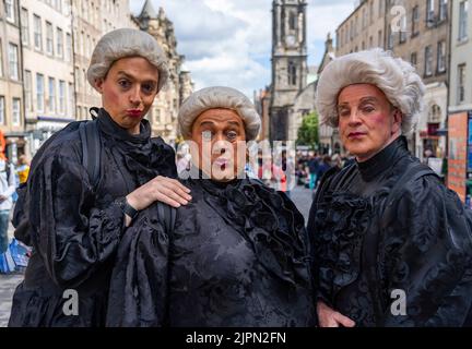 Edinburgh, Schottland, Großbritannien. 19.. August 2022. Edinburgh Fringe Festival Darsteller auf der Royal Mile in Edinburgh heute. Die Schauspieler aus der Gruppe drei F**cking Queens & A Duck Ere, die ihre zeigen, wie wichtig es ist, ernst zu sein. Iain Masterton/Alamy Live News Stockfoto