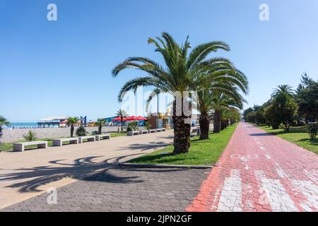 Batumi Boulevard. Strandpromenade mit Fahrradlinie. Batumi, Georgien - 2. Juli 2021 Stockfoto