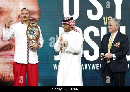 Prinz Fahad bin Abdulaziz Al Saud (Mitte) präsentiert Oleksandr Usyk (links) beim Einwiegen im King Abdullah Sport City Stadium in Jeddah, Saudi-Arabien, den neuen WBO Heavyweight Super World Title Gürtel. Bilddatum: Freitag, 19. August 2022. Stockfoto